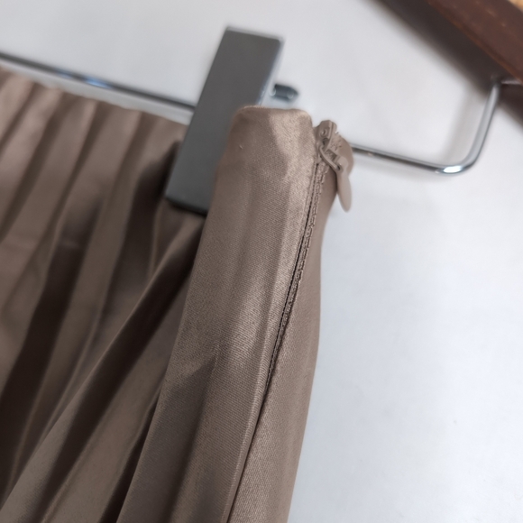 NWT Zara Gold Pleated Midi Skirt, Size XS - Picture 3 of 6